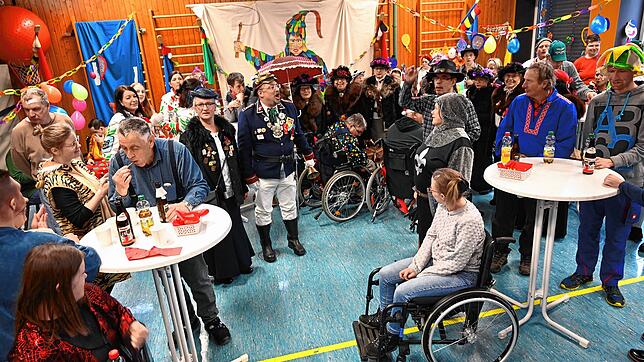 Fröhliche Narretei herrscht in der Sporthalle der Caritaswerkstätten Hochrhein. Vor allem der Auftritt der Tiengener Schnurrewyber und ...
