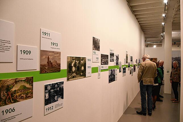 Blick in die historische Ausstellung: Eine Stadtchronik gehört selbstverständlich dazu.