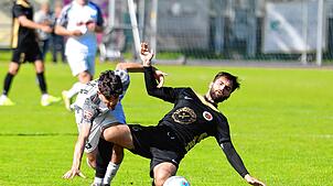 Denis Hoxha (Türk.SV Singen, rechts) und sein Team haben noch zwei wichtige Spiele in der Verbandsliga zu bestreiten.