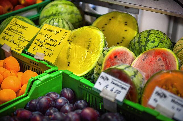 Auf dem Wochen- und Fischmarkt an der Promenade in Frauenfeld im Kanton Thurgau werden neben einheimischen Äpfeln zunehmend gelbe und ...