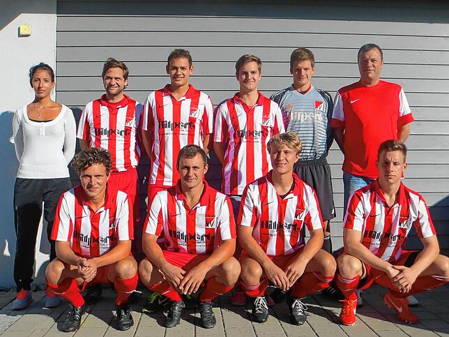 Jugendlich: Trainer Michael Hägele (rechts) vom FC RW Weilheim schickte gegen den FC Wallbach eine Elf aufs Feld, die einen ...