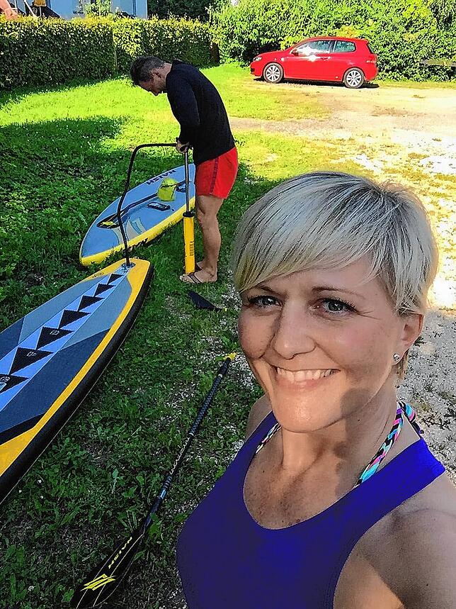 Aufpumpen ist wichtig: Manuela Kohler bereitet sich mit einem Bekannten auf eine Fahrt vor. Aufblasbare SUP-Boards sollten immer gut mit ...