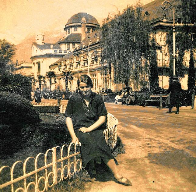 Anni Prutscher um 1925 in Meran: Im Hintergrund das prächtige Kurhaus des bedeutenden Kur- und Tourismusorts.