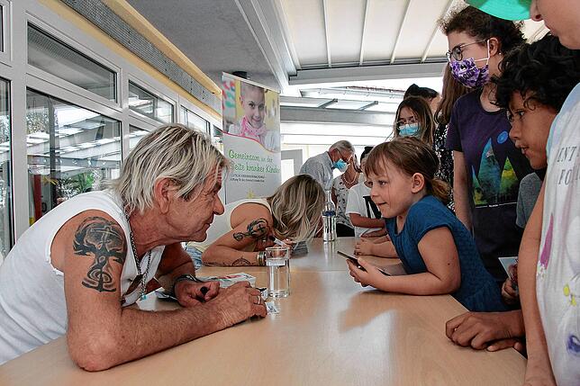 Bild 11: Bilder von der Autogrammstunde von Matthias Reim und Christin Stark in der Nachsorgeklinik Tannheim