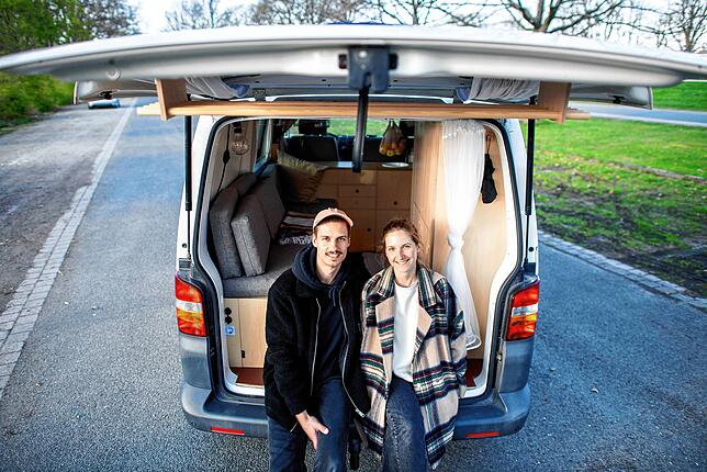 Das Paar Arne Meyer und Ines Spicker aus Norddeutschland sitzen in ihrem Volkswagen T5, den das Paar in Eigenarbeit zu einem Campervan ...