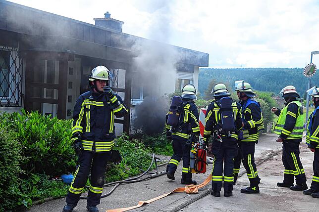 Zahlreiche Einsatzkräfte bei dem Brand im Tannenweg.