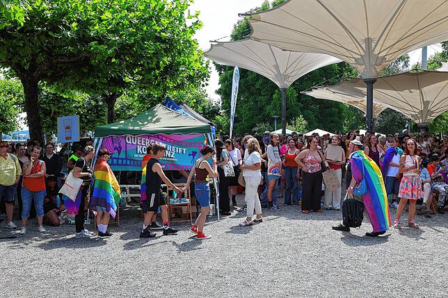 Bild 8: Fotos vom CSD 2025 in Konstanz: Bunte Flaggen, ausgefallene Outfits und klare Statements