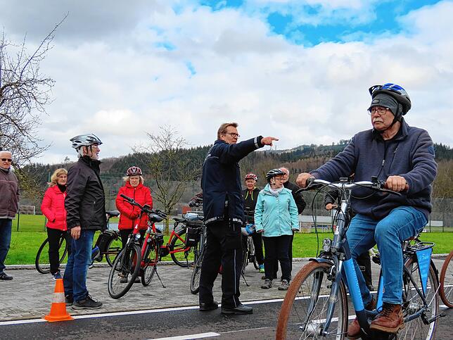 Auf dem Verkehrsübungsplatz für Fahrradfahrer in Wallbach trafen sich Senioren, eingeladen vom Vdk-Ortsverband Bad Säckingen, zum ...