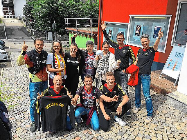 Bereits nach dem historischen Finaleinzug jubeln Familie Rotter und Vorstandsmitglieder des SV Triberg. Bild: Arnold