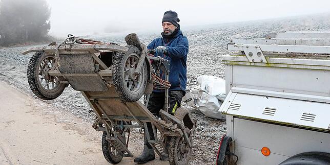 Wenn es keinen Schnee hat, dann kommt der Wagen zum Einsatz.