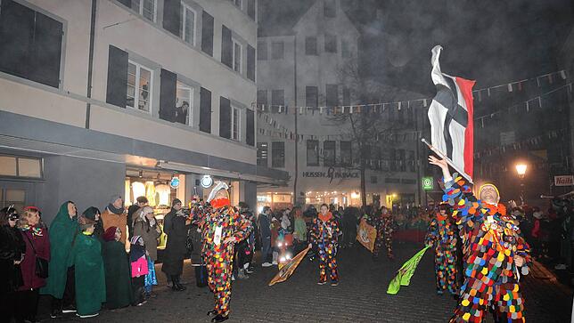 Bild 7: Mit dem Butzenlauf wird die Straßenfasnacht eingeläutet