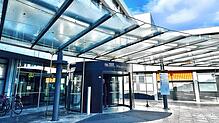 Haupteingang zum Klinikum Friedrichshafen: Sind ärztliche Behandlungsfehler nachweisbar? Die polizeilichen Ermittlungen sind vorerst ...