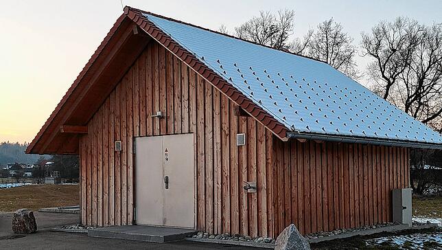 Das Abwasserpumpwerk steht direkt neben der alten Kläranlage. Mit einer PV-Anlage auf der möglichen Lagerhalle könnte die Stadt die ...