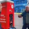 Thomas Bleile (rechts, Grüne) berichtet Martin Bösinger von seiner Sicht auf E-Mobilität sowie Mindestlohn. &bdquo;Mit einem Stundenlohn ...