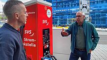 Thomas Bleile (rechts, Grüne) berichtet Martin Bösinger von seiner Sicht auf E-Mobilität sowie Mindestlohn. &bdquo;Mit einem Stundenlohn ...