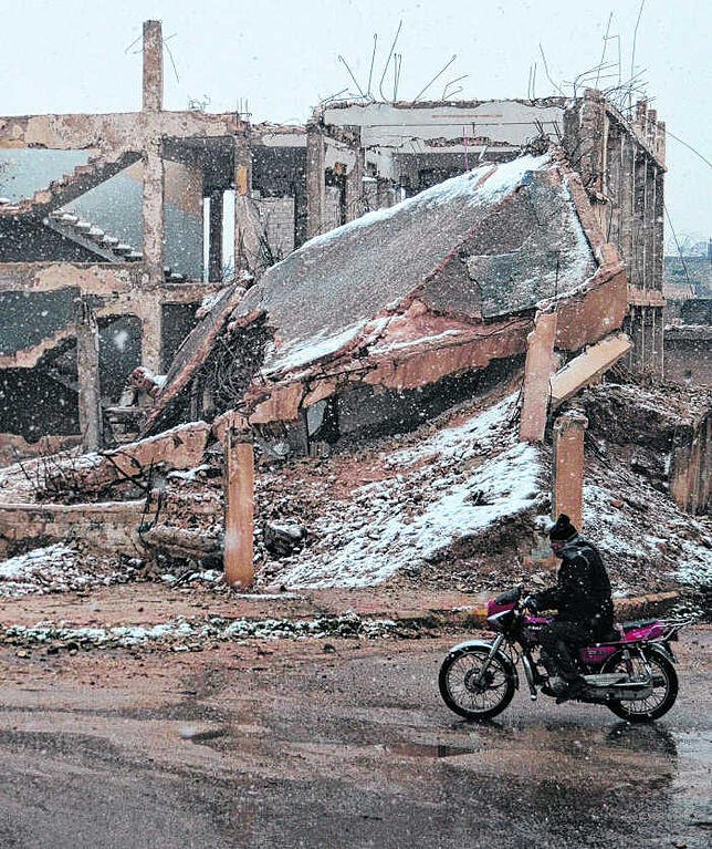 Teile der umkämpften syrischen Provinz Homs sind von Schnee bedeckt. Das Bild von 2016 zeigt einen Motorradfahrer in Talbisseh, der ein ...