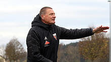Trainer Michael Krause und der FC Überlingen verlieren 0:2 gegen den Tabellenletzten SG Dettingen-Dingelsdorf.