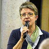 Bürgermeisterstellvertreterin und Architektin Marianne Würth moderiert die Einwohnerversammlung in der Realschul-Aula.