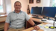 Jürgen Wiener am Schreibtisch seines Büros im Rathaus von Hohentengen. Am 26. März 2023 wurde er mit 84,2 Prozent der Stimmen zum ...