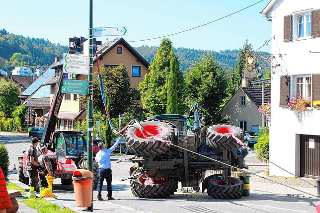 Bild 10: Wahlwies: Bilder - Bergung des umgekippten Traktors in der Adler-Kurve!