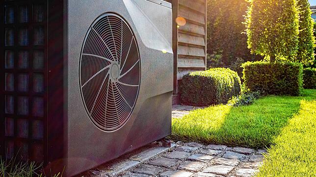 Luft-Wärmepumpe vor einem Haus. In Deutschland steht die Technologie erst noch vor dem Durchbruch. Das Ausland heizt längst mit den ...