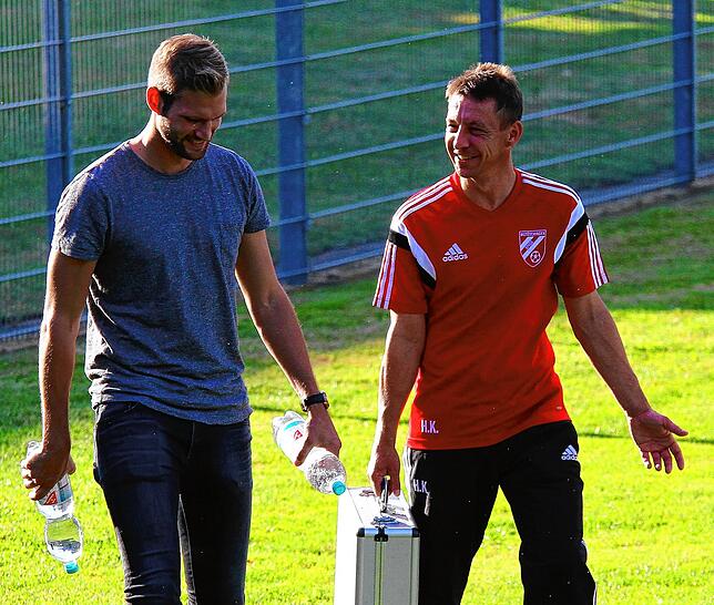 Erfolgs-Duo: Die Spvgg. Wutöschingen spielte in der Saison 2016/17 mit Kapitän Mark Kaiser (links) und Trainer Holger Kostenbader in der ...