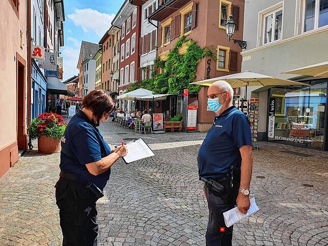 Auf einer langen Liste stehen die Betriebe, die heute besucht werden. Jeder Wirt mit dem gesprochen wird, wird darauf vermerkt.