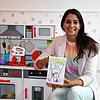 Herzensprojekt: Sandhya Hasswani im Kinderzimmer mit ihrem neuen Büchlein &bdquo;Chind un andri Ploge wo glücklich mache&ldquo;.