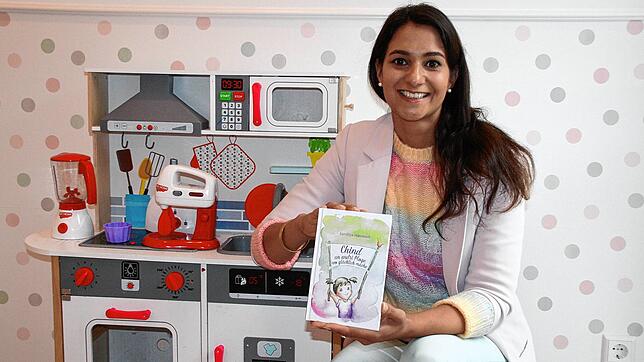 Herzensprojekt: Sandhya Hasswani im Kinderzimmer mit ihrem neuen Büchlein &bdquo;Chind un andri Ploge wo glücklich mache&ldquo;.