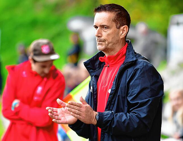 Applaus für seine Elf: Trainer Christian Lais lobte seine Elf nach dem 1:1 in Buch in höchsten Tönen: „Uns fehlten zwölf ...