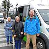 Von links: Sirgune Piorreck und Helga Greil fahren gerne mit dem Bürgerbus 3Rosen, Fahrer Helmut Weissenbach sitzt gerne am Steuer.