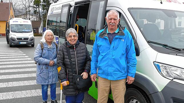 Von links: Sirgune Piorreck und Helga Greil fahren gerne mit dem Bürgerbus 3Rosen, Fahrer Helmut Weissenbach sitzt gerne am Steuer.
