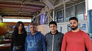 Naveed Malik (Zweiter von links) mit seinem „Schussen“-Team. Bauarbeiten am Hafen hielten zu Beginn des Sommers Laufkundschaft fern, ...