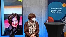 Die Soziologie-Professorin Jutta Allmendinger (von links) und Singens Bürgermeisterin Ute Seifried bei der VHS-Podiumsdiskussion über ...
