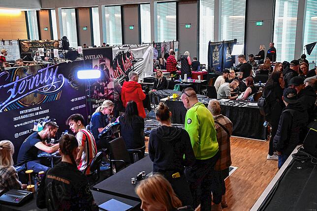 25 Tattoostudios aus der Region und weit darüber hinaus präsentierten sich auf der Tattoomesse in der Neckarhalle.