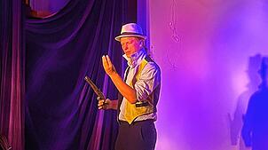 Daniel Leugner als Werther im Kulturhaus „Purpur“ in seiner Aufführung des Stoffs von Goethe. Bild: Marie-Christin Spitznagel