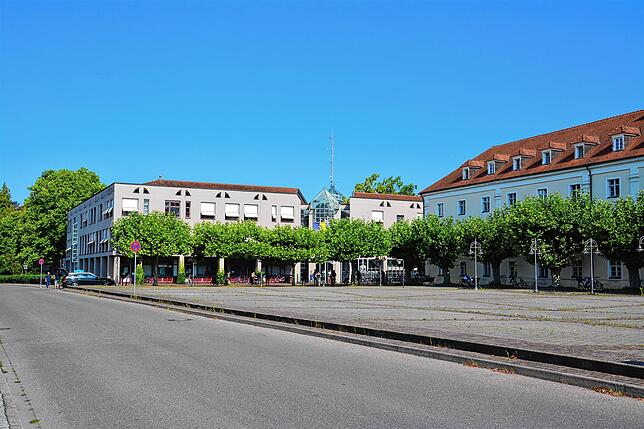 Das Landratsamt ist heute umsäumt mit Bäumen. Durch seine schlichte Außenfassade tritt es optisch zurück. Die Optik der historischen ...