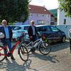 Auch privat mit E-Bikes unterwegs: Bürgermeister Alexander Guhl sowie von den Stadtwerken Geschäftsführer Udo Engel und die ...