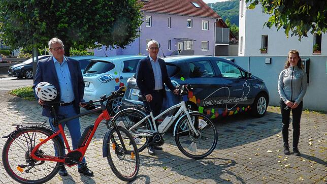 Auch privat mit E-Bikes unterwegs: Bürgermeister Alexander Guhl sowie von den Stadtwerken Geschäftsführer Udo Engel und die ...