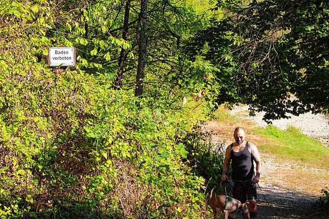 Wie die meisten anderen hat auch David Dressler, der oft mit seinem Hund am Lauffen spazieren geht, das Schild noch nie bemerkt. Bild ...