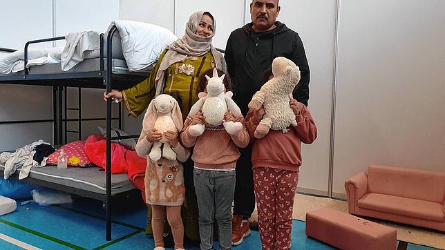 Eman Alsalem Alhummada und ihr Mann Abdullmunem Alsaloum leben mit ihren drei Töchtern vorübergehend in der Notunterkunft. Sie ist ...