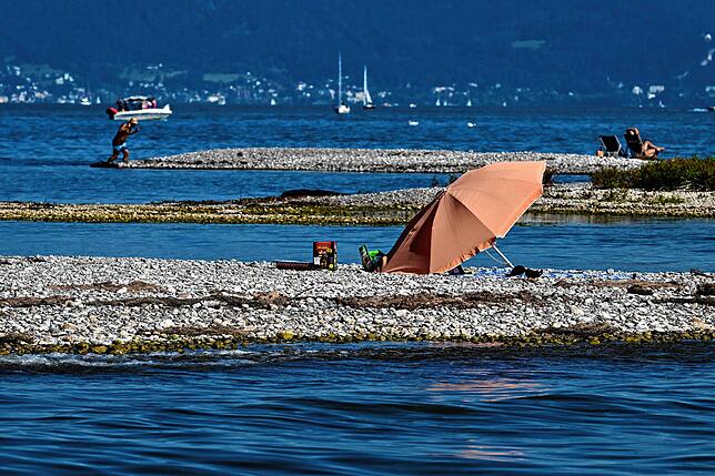 Niedrigwasser am Bodensee: Vor Langenargen sind so Landzungen und Kiesbänke entstanden.