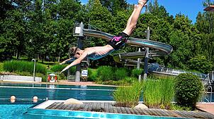 Gleich folgt die Wasserlandung nach dem Sprung vom Sprungbrett für Jason Cambers.