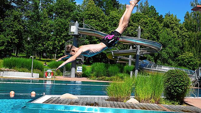 Gleich folgt die Wasserlandung nach dem Sprung vom Sprungbrett für Jason Cambers.