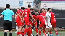 Krampf statt Jubel: Der Torschütze zum 1:1-Ausgleich Christoph Matt liegt nach dem Treffer am Boden und braucht Hilfe von den Teamkollegen.