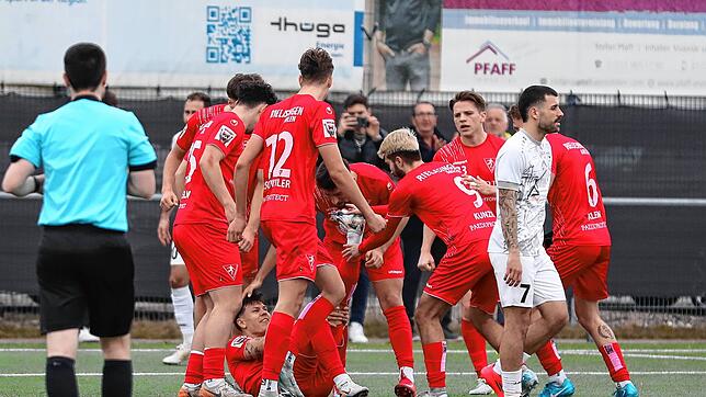 Krampf statt Jubel: Der Torschütze zum 1:1-Ausgleich Christoph Matt liegt nach dem Treffer am Boden und braucht Hilfe von den Teamkollegen.