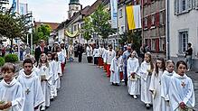 Ohne großen Blumenteppich nur mit vier kleineren Altarteppichen feiern die Hüfinger am 19. Juni das Fronleichnamsfest. Das Archivbild ...