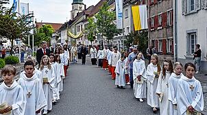 Ohne großen Blumenteppich nur mit vier kleineren Altarteppichen feiern die Hüfinger am 19. Juni das Fronleichnamsfest. Das Archivbild ...