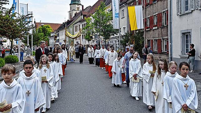 Ohne großen Blumenteppich nur mit vier kleineren Altarteppichen feiern die Hüfinger am 19. Juni das Fronleichnamsfest. Das Archivbild ...
