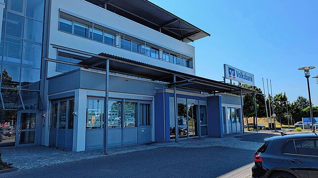 Das Bild zeigt die Volksbank-Hauptstelle Singen in der Güterstraße. Sie gehört zum Verbund mit der Volksbank/Gestalterbank. Die würde ...